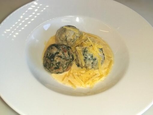 Spinatknödel mit Schafskäse auf Spargelragout -en