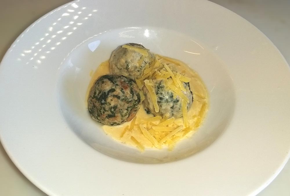 Spinatknödel mit Schafskäse auf Spargelragout -en