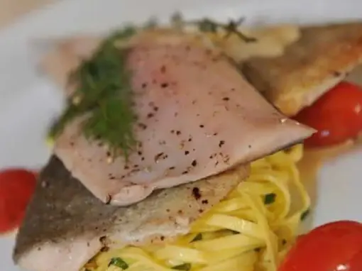 Gegrillte Forelle auf feinen Basilikum -Tagliollini