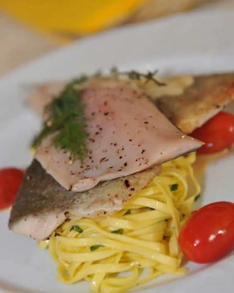 Gegrillte Forelle auf feinen Basilikum -Tagliollini