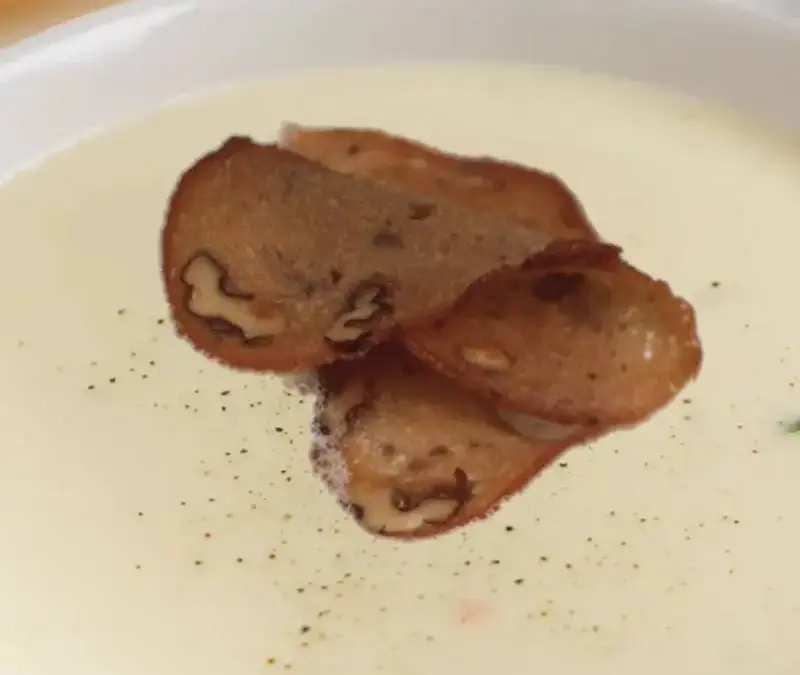 Riesingschaumsuppe mit Nussbrot-Cracker